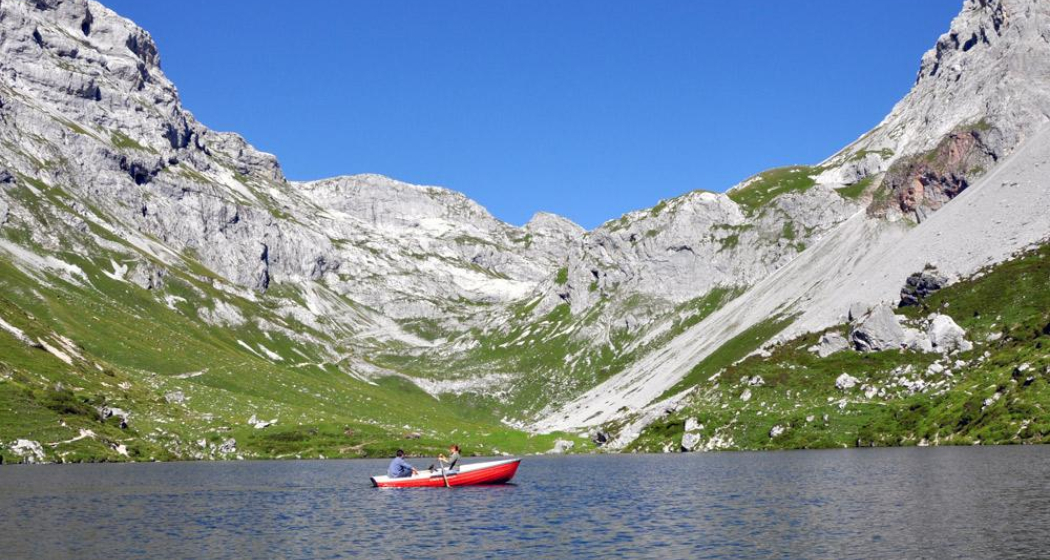 Auf dem Partnunsee können 2 Boote ausgeliehen werden Auf dem Partnunsee können 2 Boote ausgeliehen werden