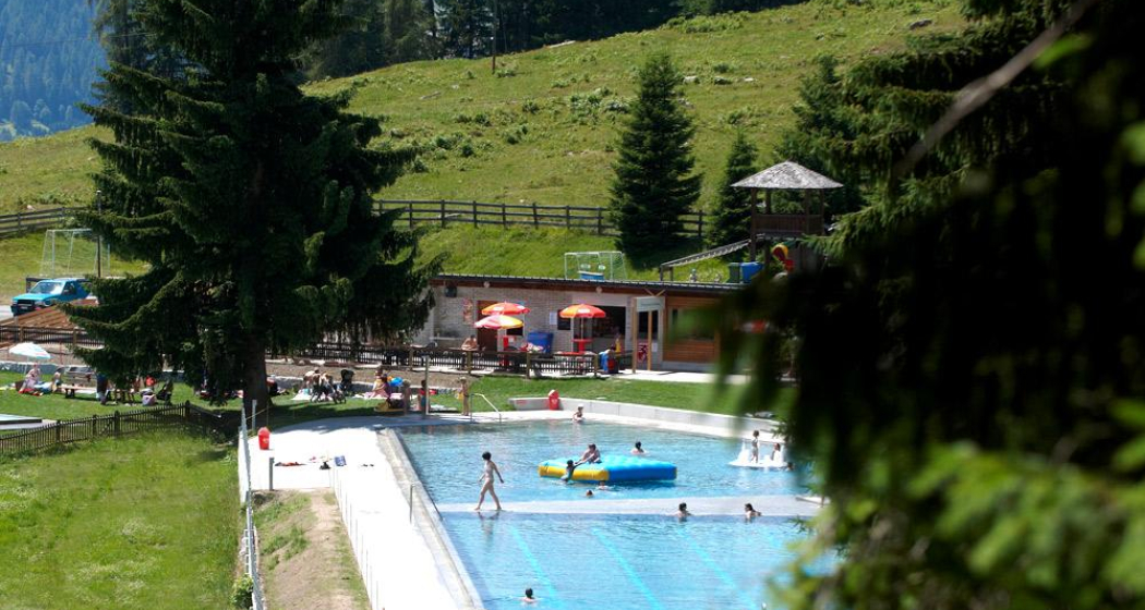Schwimmbad und grosser Waldspielplatz runden das Angebot ab Schwimmbad und grosser Waldspielplatz runden das Angebot ab