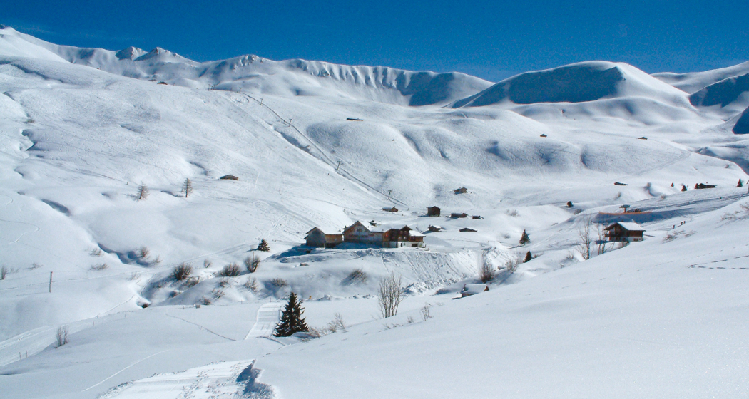 Ein Winterwanderweg führt vom Berghaus Arflina zum Berghaus Heuberge Ein Winterwanderweg führt vom Berghaus Arflina zum Berghaus Heuberge
