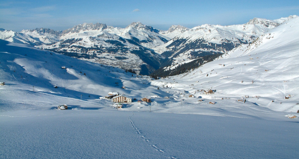 Mittendrin in der Winterpracht: das Berghaus Arflina.