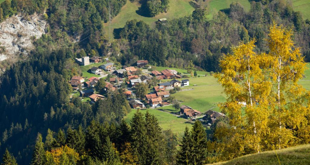 Strahlegg mit der Burg von oben. Strahlegg mit der Burg von oben.