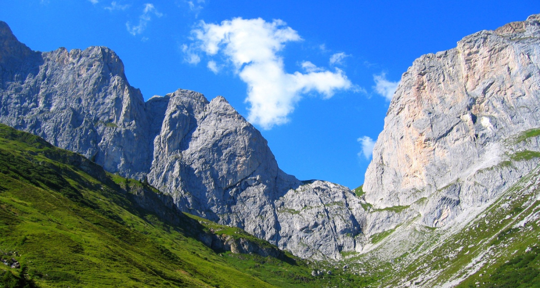 Das Schweizertor mit dem Schweizeregg (rechts)