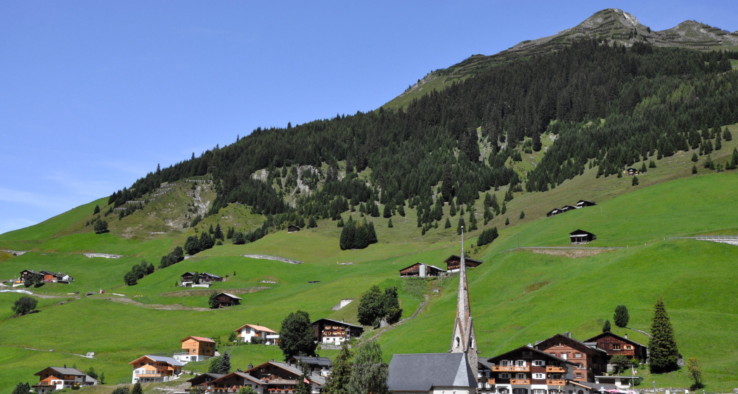 Das Walserdorf St. Antönien auf 1450 Meter ü.M. Das Walserdorf St. Antönien auf 1450 Meter ü.M.