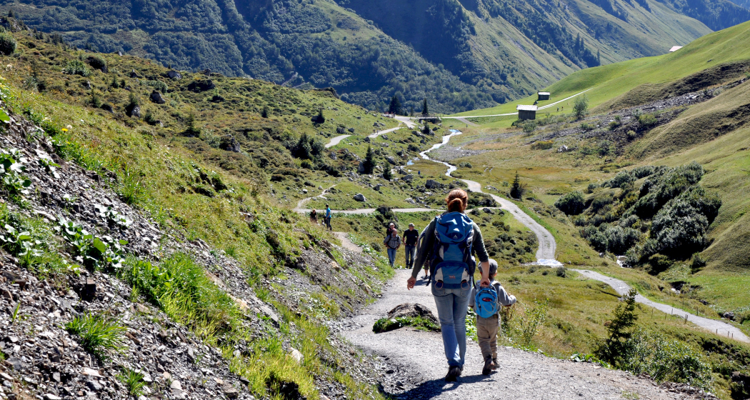 Im Kanton Graubünden nutzen Biker und Wanderer die gleichen Trails: Weg vom Partnunsee hinunter zum Brückli. Im Kanton Graubünden nutzen Biker und Wanderer die gleichen Trails: Weg vom Partnunsee hinunter zum Brückli.