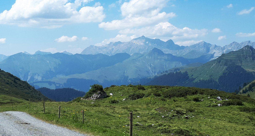 Weiter Blick übers Chüenihorn, Girenspitz bis zum Gipfel der Schesaplana Weiter Blick übers Chüenihorn, Girenspitz bis zum Gipfel der Schesaplana