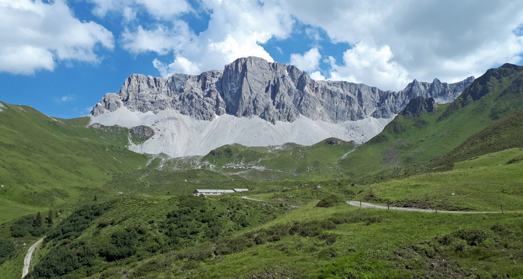 Die Aschariner Alp liegt eingebettet in einen Bergkranz. Die Aschariner Alp liegt eingebettet in einen Bergkranz.
