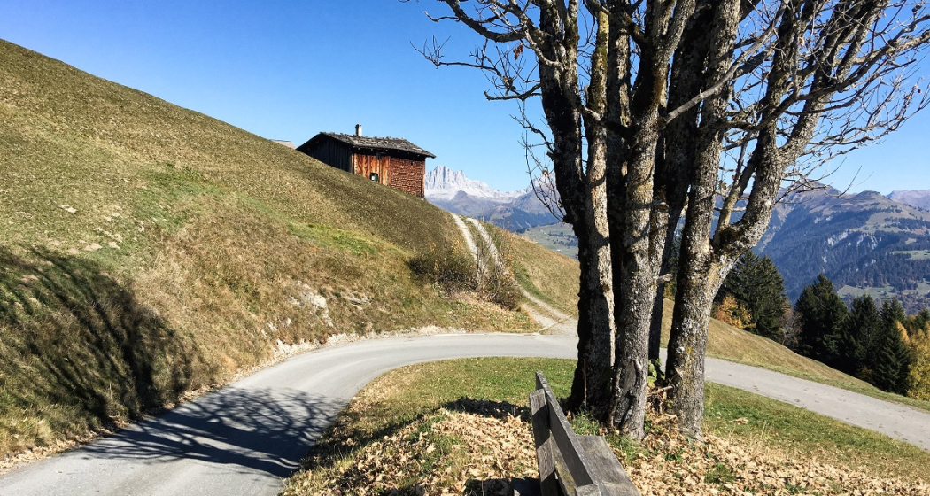 Der Aufstieg erfolgt erst auf Teer- dann auf einer gut unterhaltenen Kiesstrasse Der Aufstieg erfolgt erst auf Teer- dann auf einer gut unterhaltenen Kiesstrasse