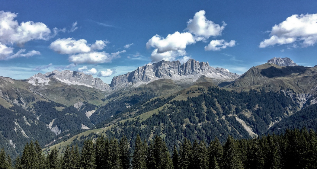 Kirchlispitzen, Schweizertor und Drusenfluh (von links) Kirchlispitzen, Schweizertor und Drusenfluh (von links)