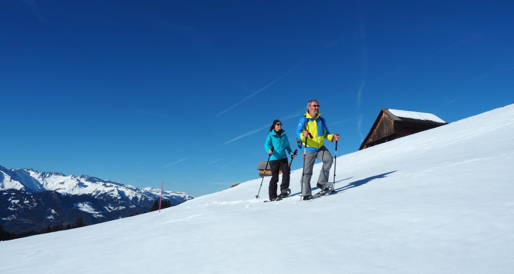Schneeschuhlaufen im ersten Skigebiet in Graubünden Schneeschuhlaufen im ersten Skigebiet in Graubünden