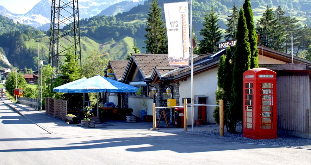 Die Terrasse bietet im Sommer Abkühlung direkt neben dem Fluss