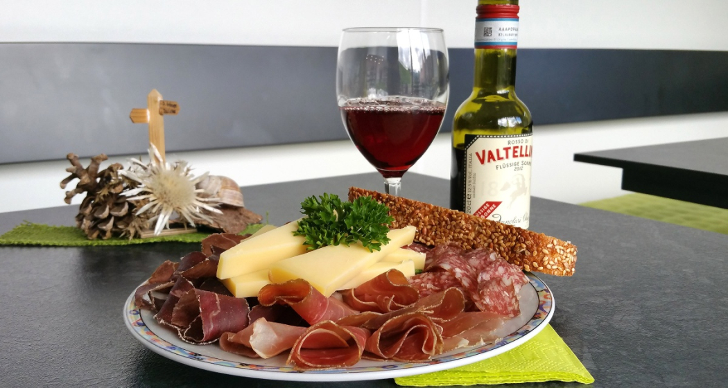 Ein gluschtiges Plättli und dazu ein feines Glas Wein Ein gluschtiges Plättli und dazu ein feines Glas Wein