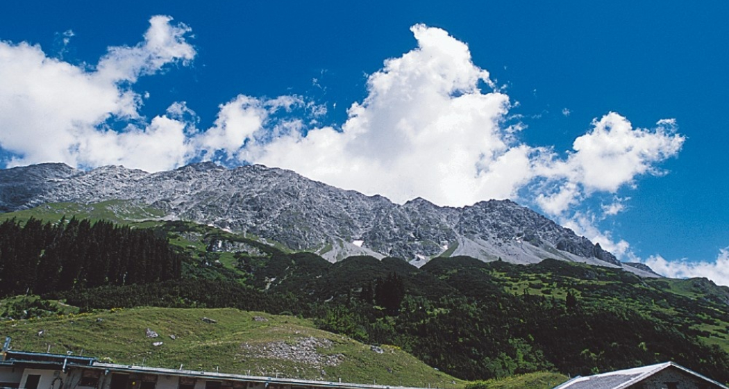 Hinter der Alp Vals trohnt die mächtige Schesaplana