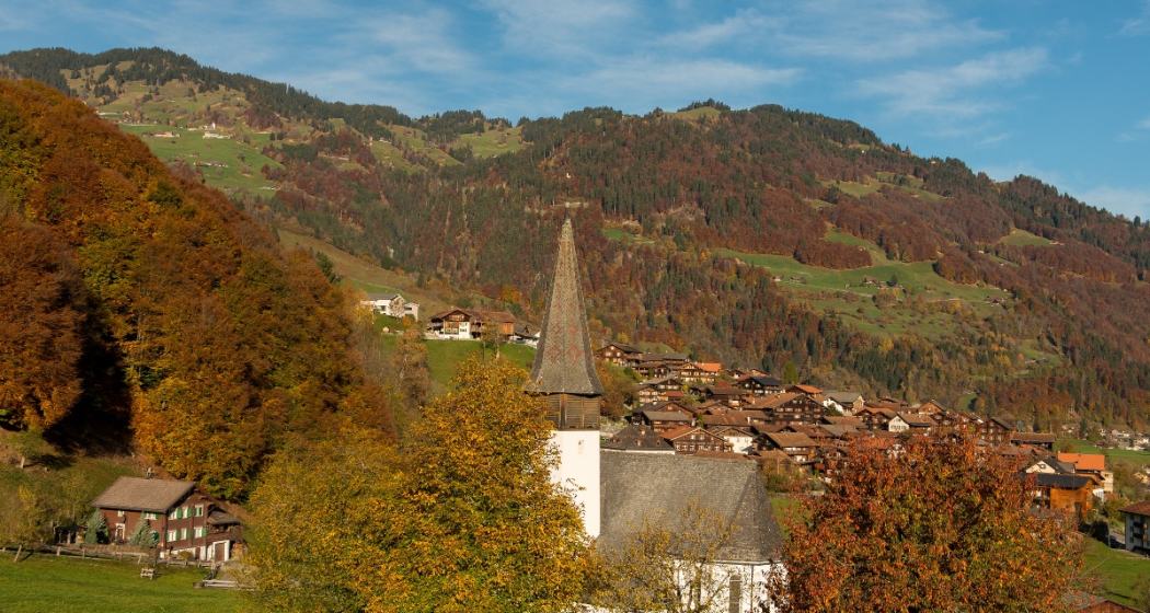 Das Walserdorf Jenaz im Herbst Das Walserdorf Jenaz im Herbst
