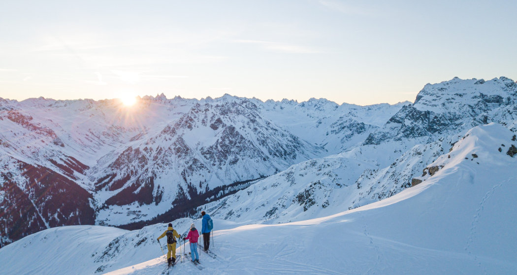 Panorama kurz vor dem Rotspitz auf das Verstaclahorn, Piz Linard und Madrisa Panorama kurz vor dem Rotspitz auf das Verstaclahorn, Piz Linard und Madrisa