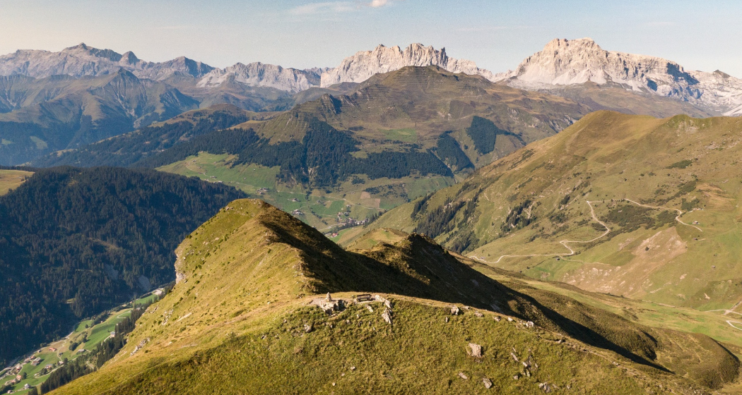 Prättigauer Höhenweg auf dem Jägglischhorn mit Sicht Richtung St. Antönien Prättigauer Höhenweg auf dem Jägglischhorn mit Sicht Richtung St. Antönien
