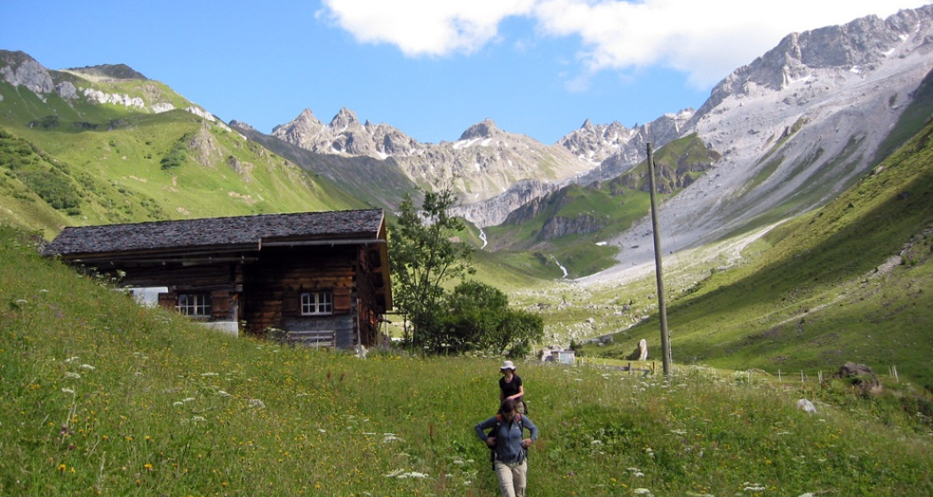 Auf dem Wanderweg vom Edelweiss nach St. Antönien Auf dem Wanderweg vom Edelweiss nach St. Antönien