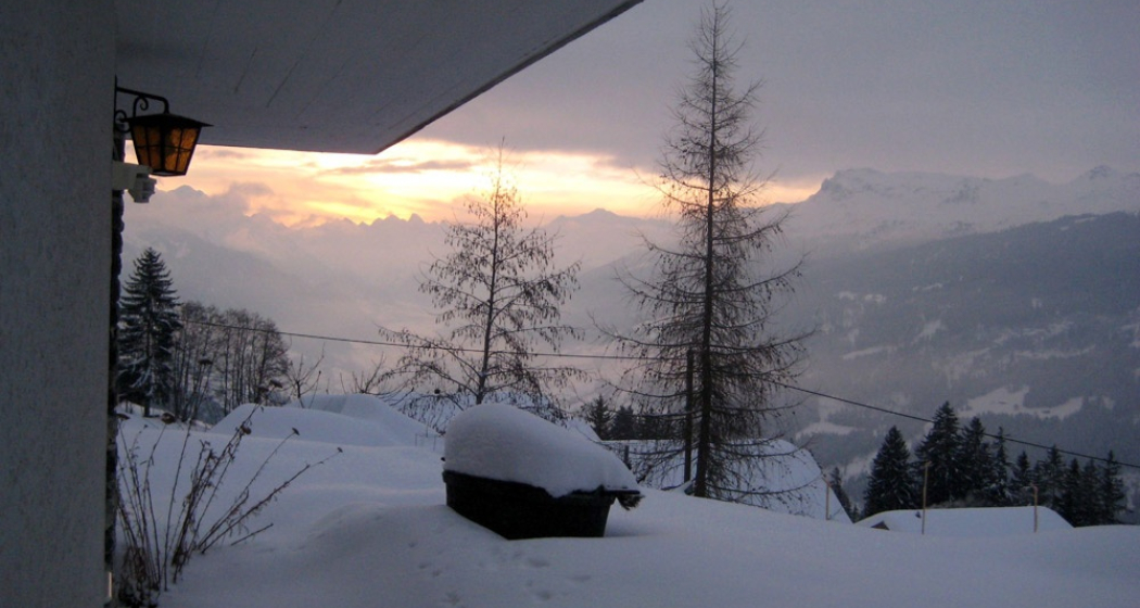 Winterlicher Blick von der Terrasse nach Klosters Winterlicher Blick von der Terrasse nach Klosters