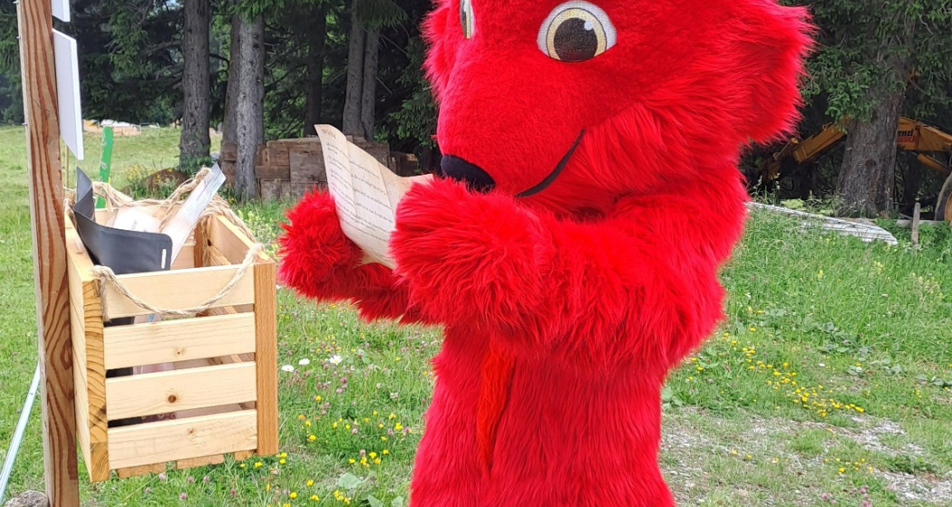 Grüsch Danusa Fuchs löst das Rästel am Posten Grüsch Danusa Fuchs löst das Rästel am Posten