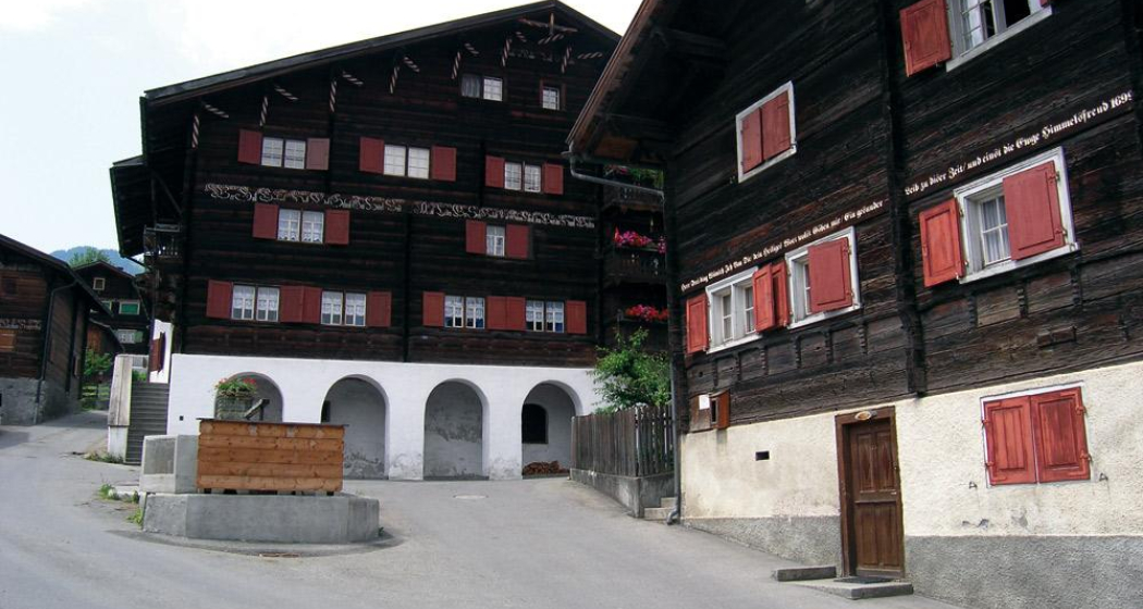 Wunderschöne, alte Holzhäuser prägen das Dorfbild von Jenaz Wunderschöne, alte Holzhäuser prägen das Dorfbild von Jenaz