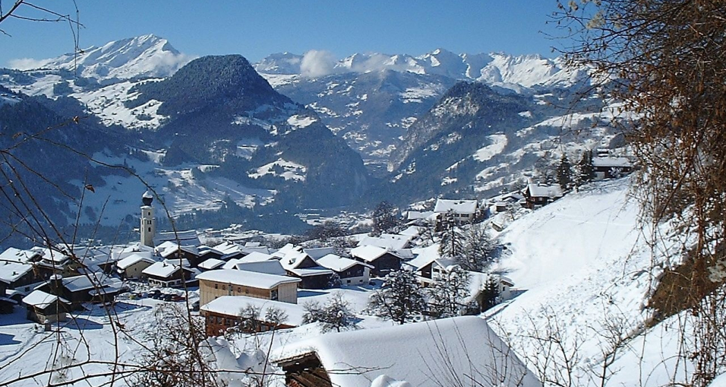 Fanas ist eines der sonnigsten Dörfer Graubündens Fanas ist eines der sonnigsten Dörfer Graubündens