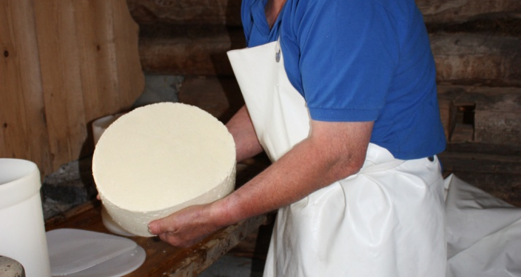 Etappe 18: Alte Sennerei am Strassberg im Fondei, Walter Gadient am Käsen Etappe 18: Alte Sennerei am Strassberg im Fondei, Walter Gadient am Käsen