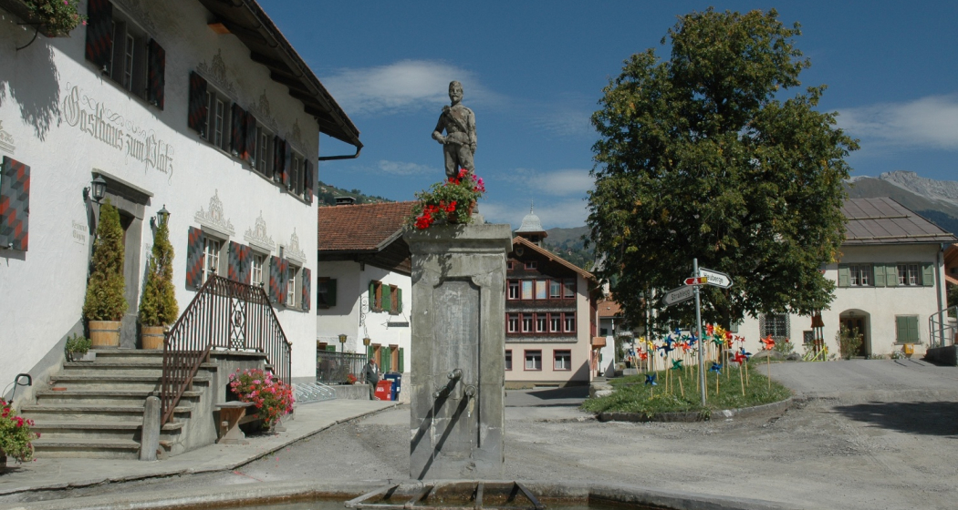 Der Dorfbrunnen beim Platzhaus Der Dorfbrunnen beim Platzhaus