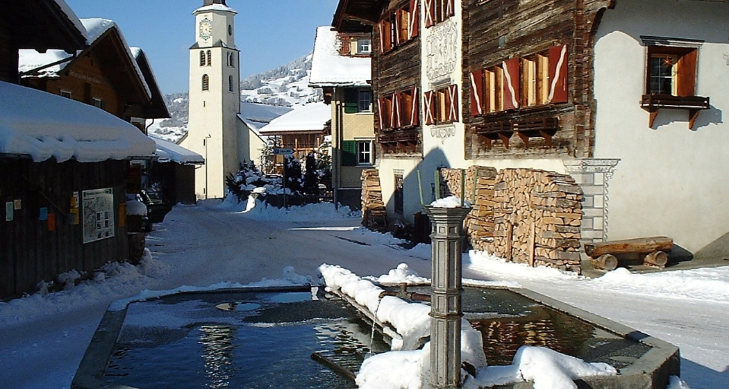 Wunderschöne Häuser säumen den Dorfplatz
