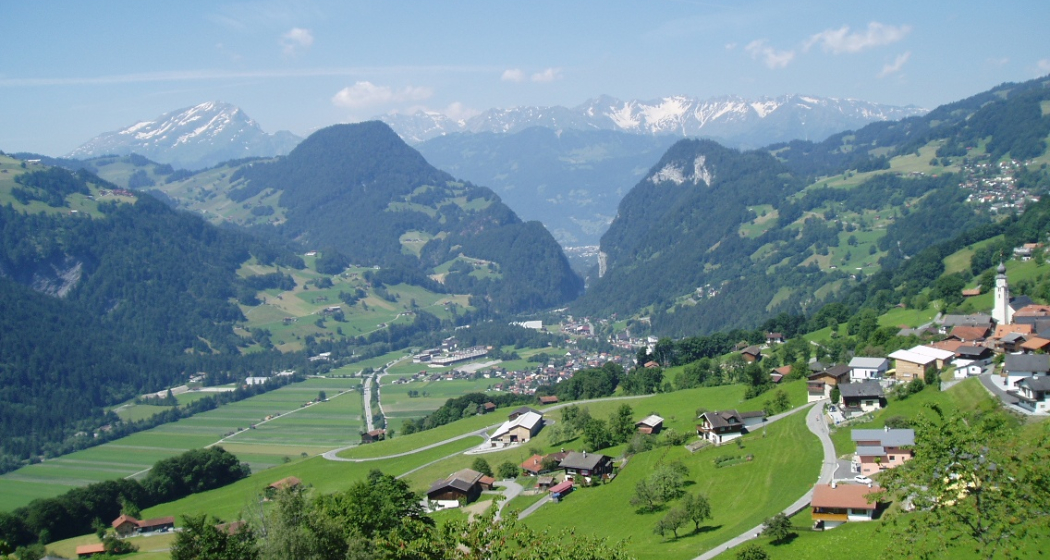 Sonnendorf Fanas mit Blick zur Chlus