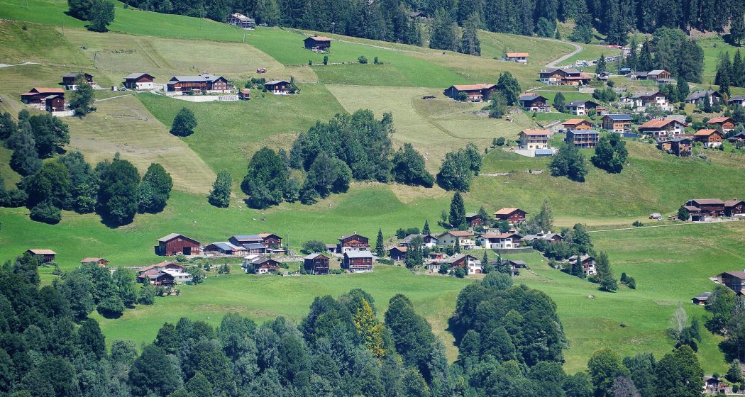 Das Ferienhaus Rosenberg in der Mitte des Bildes, Pany, Prättigau Das Ferienhaus Rosenberg in der Mitte des Bildes, Pany, Prättigau