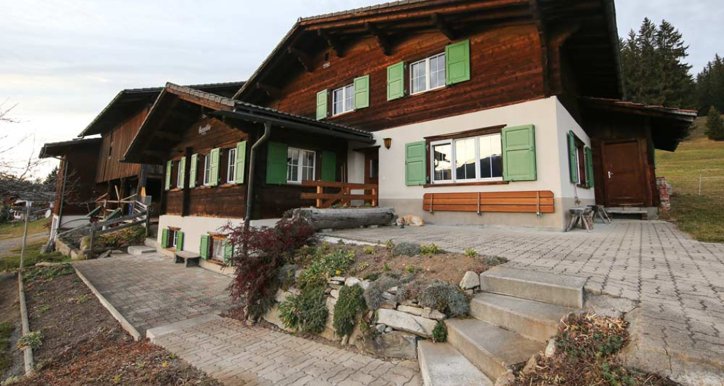 Chalet Raggälia, Aussenansicht im Sommer