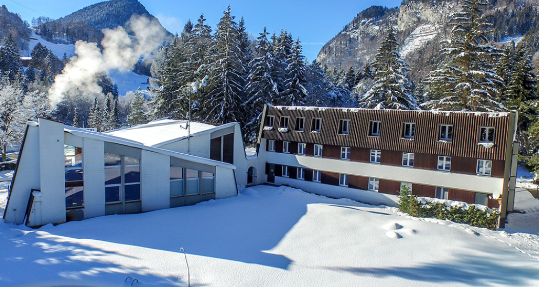 Hotel Grüsch im Hintergrund die Chlus, der Eingang zum Prättigau