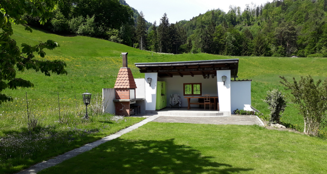 Härihof gedeckter Sitzplatz mit Grillstelle Härihof gedeckter Sitzplatz mit Grillstelle