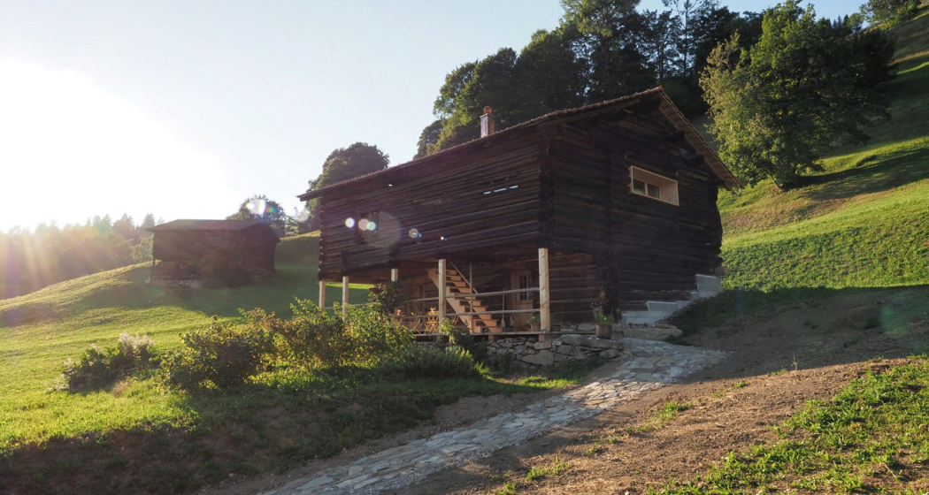 Der alte Stall neben dem Bauernhof wurde stilvoll und authentisch als Hofladen und BnB umgebaut.