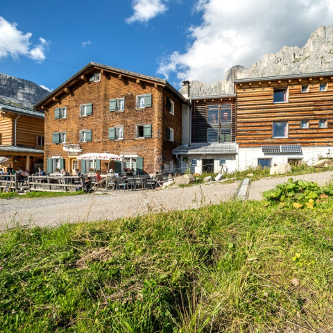 Berghaus Sulzfluh in Partnun im Sommer