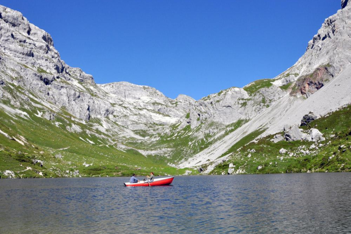 Auf dem Partnunsee können 2 Boote ausgeliehen werden
