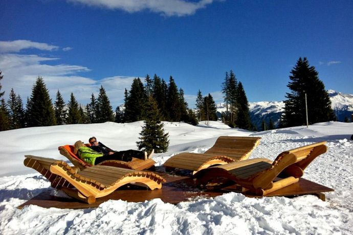 Sonnenliegen mitten im weissen Glück. Sonnenliegen mitten im weissen Glück.