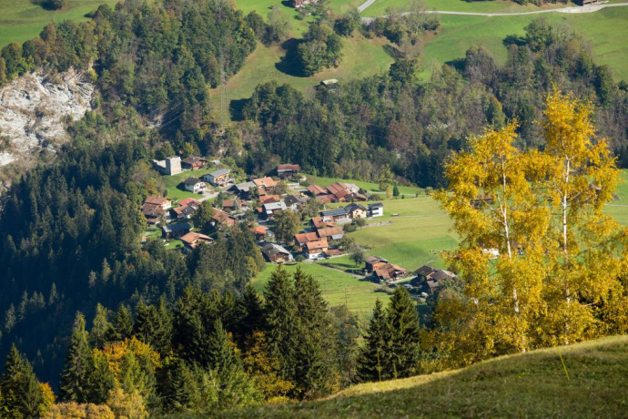 Strahlegg mit der Burg von oben.