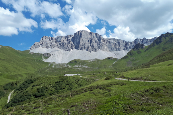 Die Aschariner Alp liegt eingebettet in einen Bergkranz.