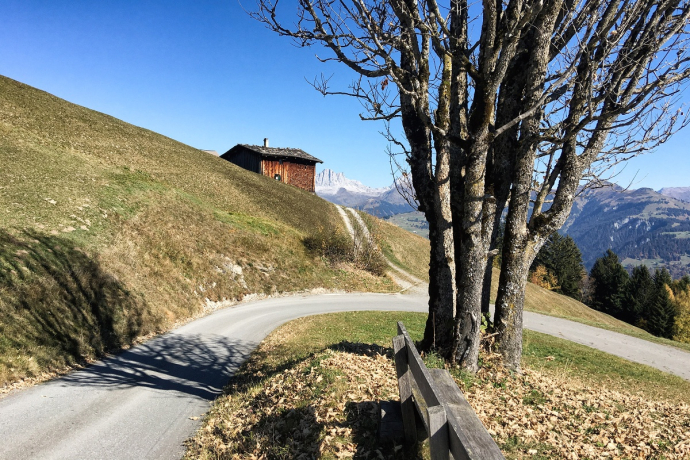 Der Aufstieg erfolgt erst auf Teer- dann auf einer gut unterhaltenen Kiesstrasse