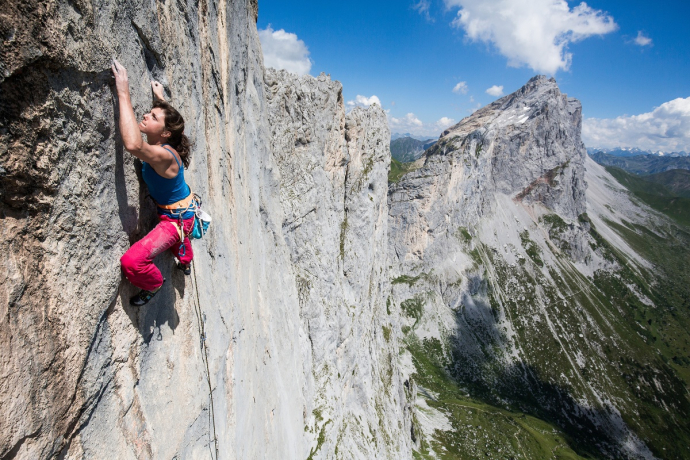 Nina Caprez im der Route Silbergeier (8b+) an der 4. Kilchlispitze