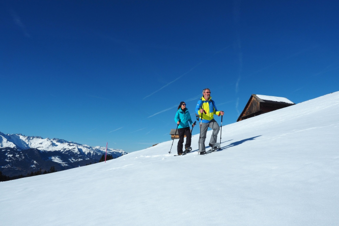Schneeschuhlaufen im ersten Skigebiet in Graubünden Schneeschuhlaufen im ersten Skigebiet in Graubünden
