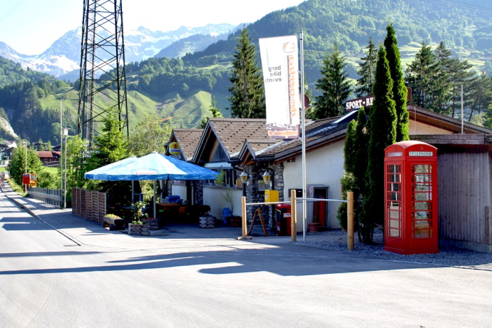 Die Terrasse bietet im Sommer Abkühlung direkt neben dem Fluss