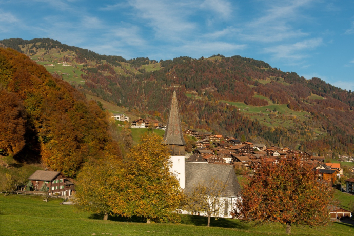 Das Walserdorf Jenaz im Herbst
