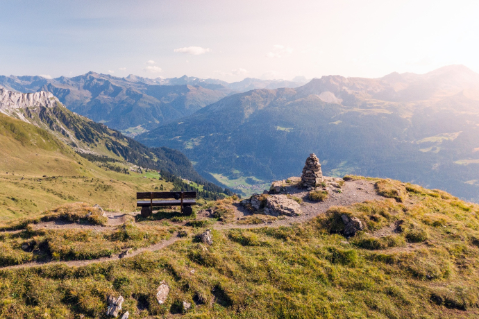 Prättigauer Höhenweg on the Jägglischhorn with view towards Klosters