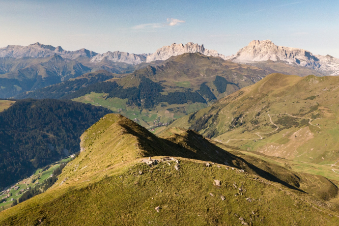 Prättigauer high route on the Jägglischhorn with a view towards St. Antönien