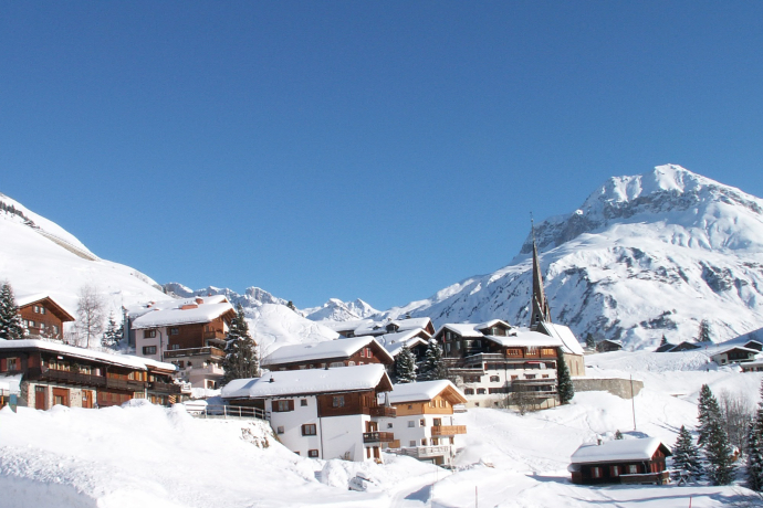 St. Antoenien mit Bick auf den Schollberg
