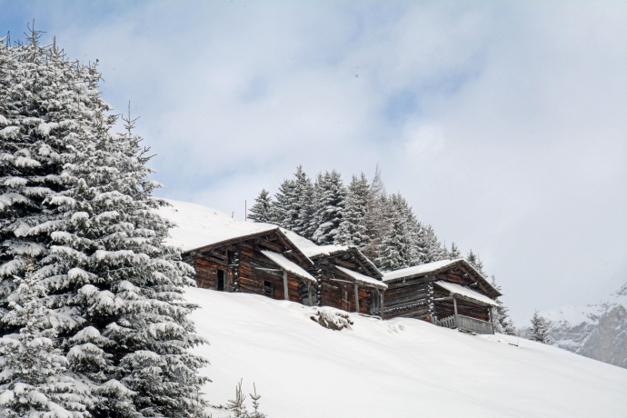 Vorbei an den Längisgäden steigt der Schneeschuh-Trail den Hang über dem Dorf hoch Vorbei an den Längisgäden steigt der Schneeschuh-Trail den Hang über dem Dorf hoch