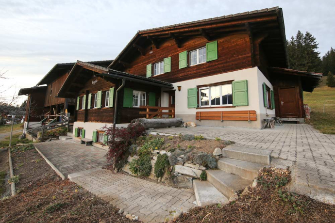 Chalet Raggälia, Aussenansicht im Sommer