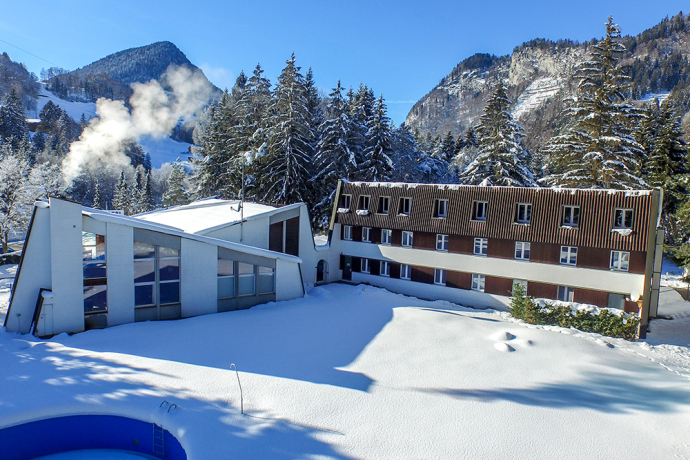 Hotel Grüsch im Hintergrund die Chlus, der Eingang zum Prättigau