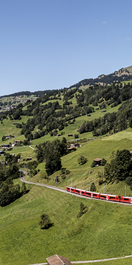 Regionalzug der Rhätischen Bahn im Prättigau (Foto: © Rhätische Bahn / Andrea Badrutt) Regionalzug der Rhätischen Bahn im Prättigau